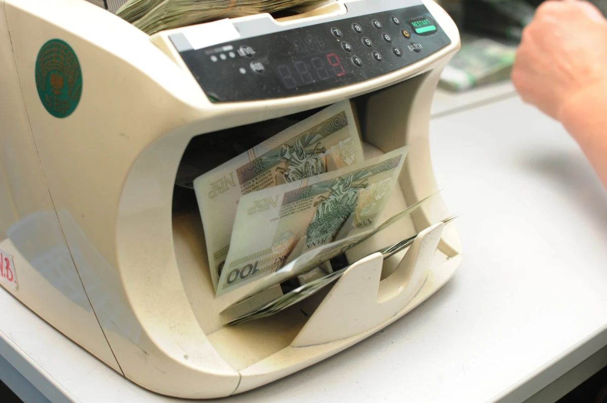 Pracownicy Narodowego Banku Polskiego mogą liczyć na ogromne dodatki do pensji. Po pytaniach dziennikarzy NBP ujawnił, co składa się na bajecznie wysokie wynagrodzenia w banku. Według mediów, dwie najbliższe współpracowniczki prezesa banku Adama Glapińskiego zarabiają nawet 65 tysięcy złotych. Bank zaprzecza, ale równocześnie odmawia ujawnienia konkretnych zarobków.