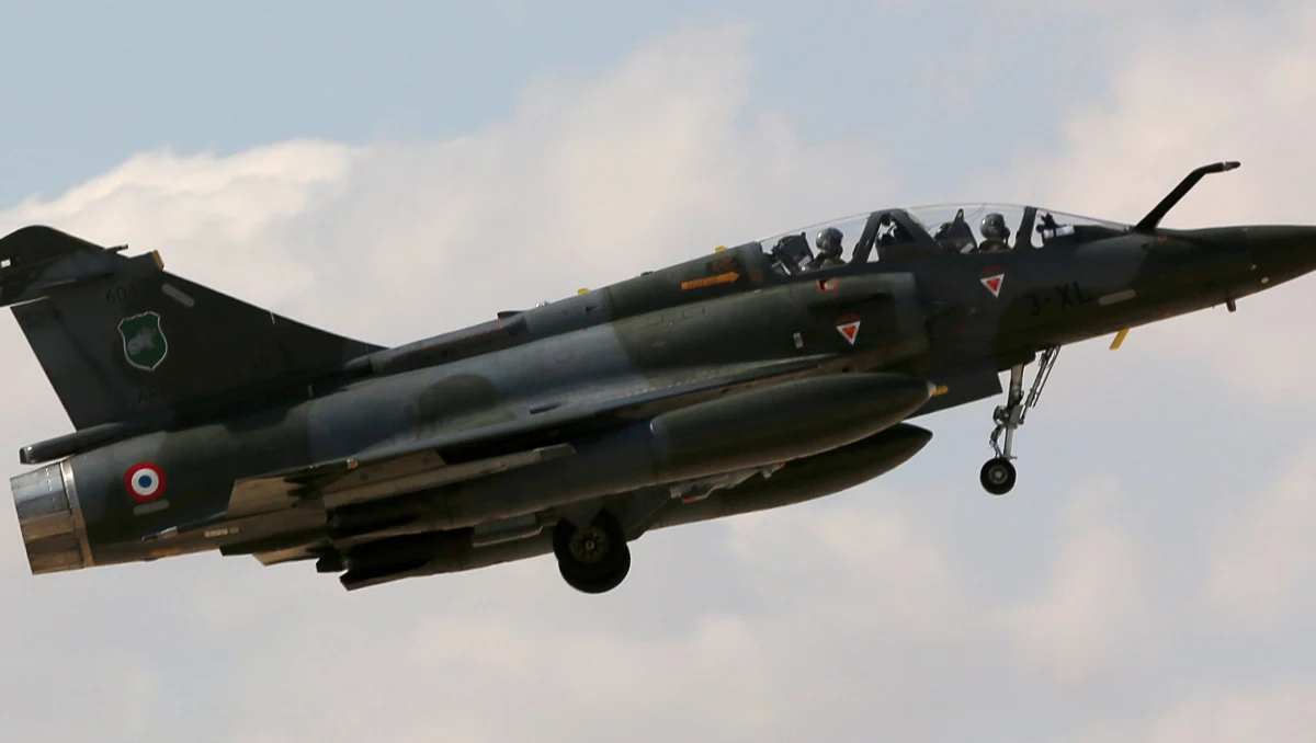 Samolot myśliwski Mirage 2000D, który wyleciał z bazy lotniczej Nancy-Ochey na północnym wschodzie Francji, zniknął z ekranów radarów. Do zdarzenia doszło ok. godz. 11 w górzystym terenie w okolicy Doubs. Na pokładzie było dwóch wojskowych. Po południu znaleziono szczątki maszyny. Los załogi jest nieznany. 