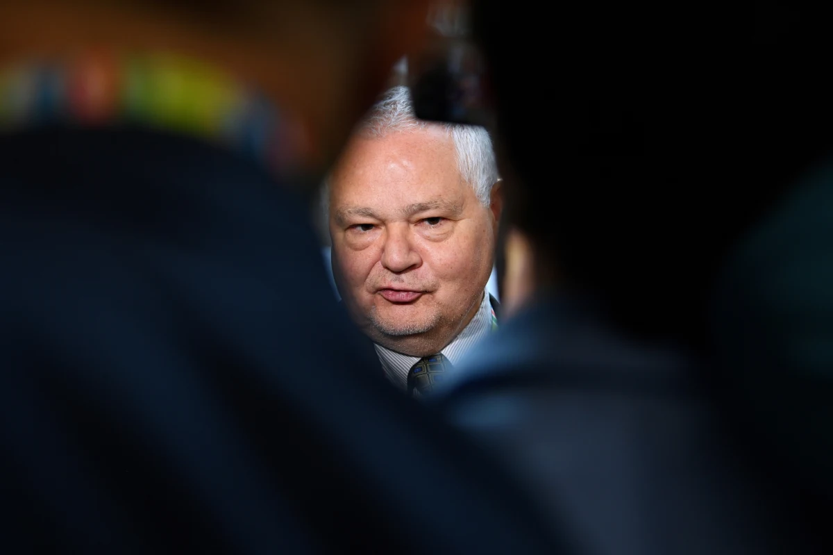 "Płacimy dobrze, ale wymagamy także bardzo dużo" - mówi prezes Narodowego Banku Polskiego Adam Glapiński. Dodaje, że jest za jawnością płac, ale prawo nie pozwala na ujawnienie zarobków. "Ustawę o jawności wynagrodzeń w NBP podpisze obydwoma rękoma; ale trzeba tej ustawy, żebym mógł to zrobić" - podkreślił.