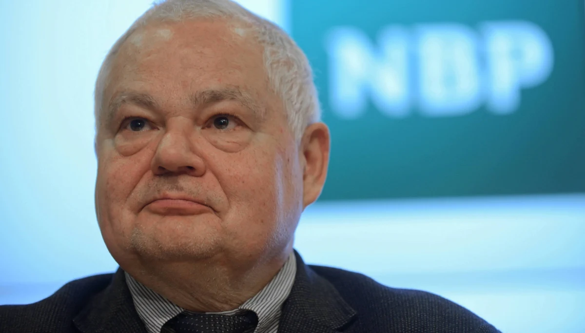 ​Po wieczornej serii rozmów najważniejszych polityków partii rządzącej, Jarosław Kaczyński dał zielone światło na ustawowe uregulowanie wynagrodzeń kadry kierowniczej Narodowego Banku Polskiego. Jak wynika z nieoficjalnych informacji naszego reportera, prezes PiS na wtorkowym spotkaniu w cztery oczy z Adamem Glapińskim domagał się, żeby to prezes banku centralnego sam przeciął spekulacje. Ale szef NBP wybrał polityczne zaczepki.
