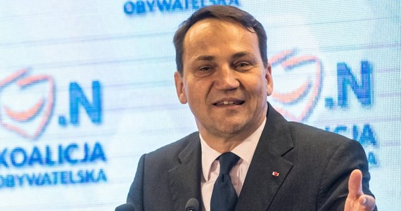 ​Były szef MSZ Radosław Sikorski na Twitterze na żywo komentował rozmowę Roberta Mazurka z Witoldem Waszczykowskim w RMF FM. W rozmowie padły hasła dotyczące książki "Polska może być lepsza", o której Waszczykowski powiedział, że "przejrzał dwa rozdziały". "Powinien kontynuować, o nim jest dalej" - napisał Sikorski.