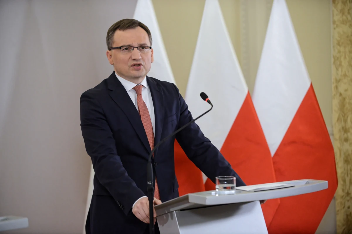 Prokurator Generalny Zbigniew Ziobro skierował skargę nadzwyczajną ws. zadośćuczynienia dla członków rodziny za błąd medyczny. Według niego, Sąd Apelacyjny błędnie przyjął, że przysługuje ono tylko wtedy, gdy następstwem błędu medycznego jest śmierć pacjenta - poinformowała PK.