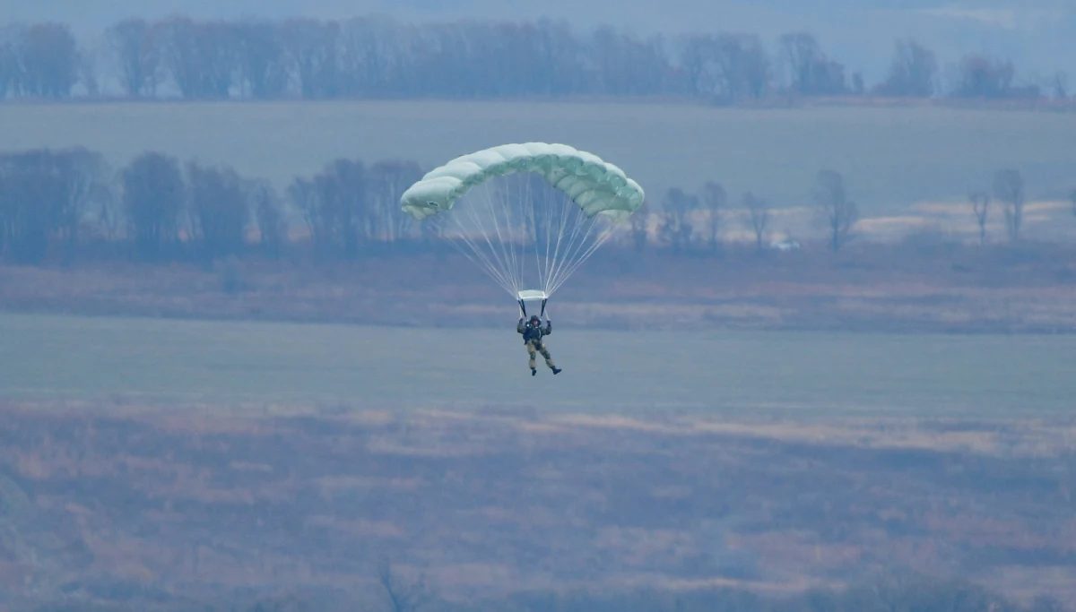 ​W Wielkiej Brytanii rozpoczęło się dochodzenie sądowe w sprawie śmierci paralotniarza. Mężczyzna leciał na paralotni do pracy.