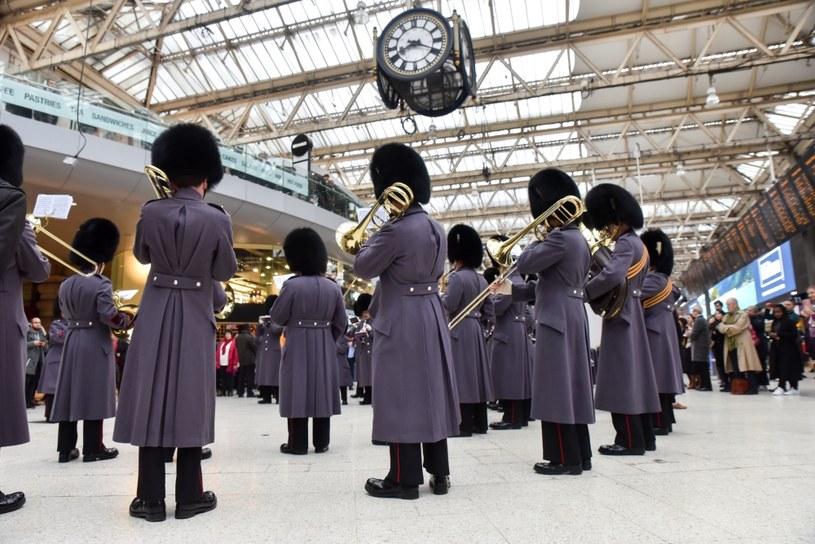 Band of the Grenadier Guards tworzony przez królewskich strażników wykonał przed Pałacem Buckingham nietypową wersję przeboju Queen "Bohemian Rhapsody".
