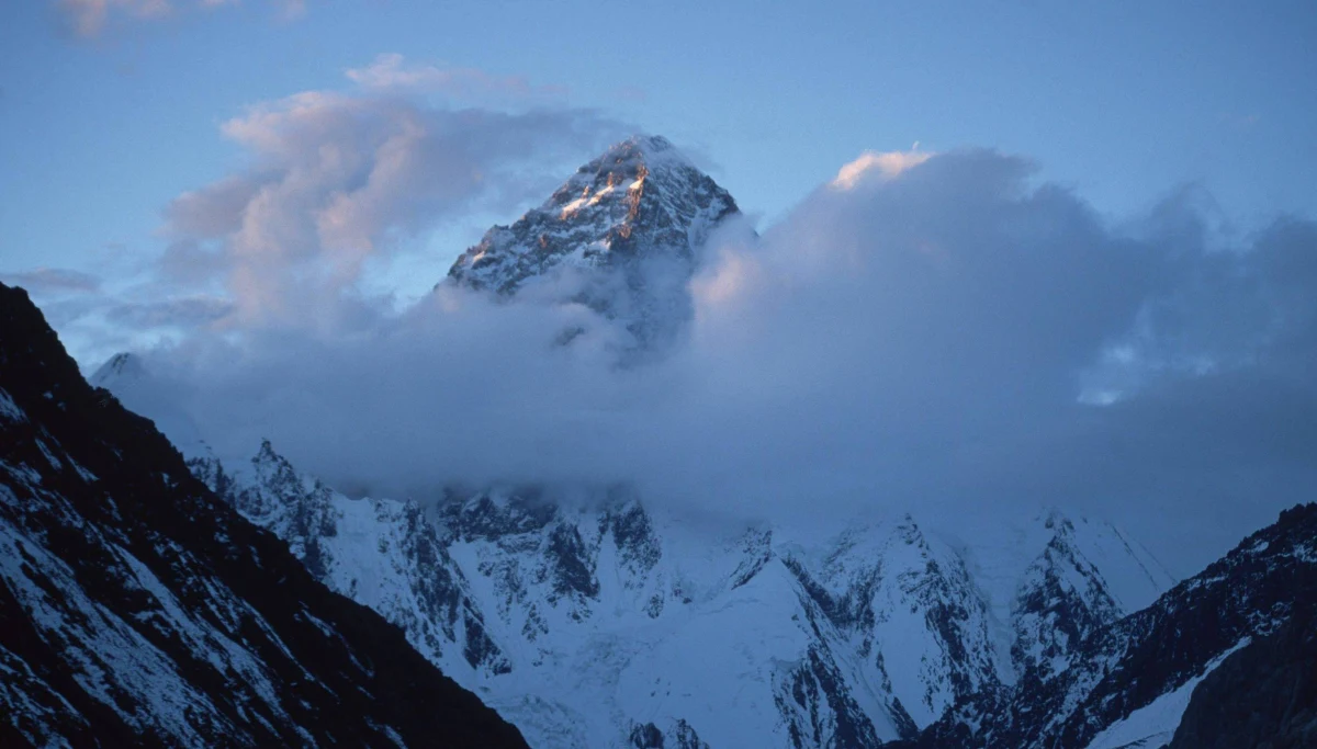 Za około tydzień grupa himalaistów, których liderem jest Bask Alex Txikon, dotrze do bazy pod K2. Członkowie jego wyprawy o poranku rozpoczęli trekking przez lodowiec Baltoro. W zespole są dwaj Polacy - Paweł Dunaj i Marek Klonowski. "Jestem bardzo szczęśliwy ze składu, jaki udało nam się stworzyć. Szczególnie mocno cieszymy z tego, że Paweł i Marek są z nami" - zaznacza Txikon w specjalnym łączeniu z RMF FM. W bazie jego wyprawa spotka się z zespołem rosyjsko-kazachsko-kirgiskim. "Muszę powiedzieć, że jesteśmy - jako ekspedycja - stuprocentowo niezależni. Oczywiście, jeśli Rosjanie będą chcieli współpracować, nie powiemy nie" - mówi dziennikarzowi RMF FM Michałowi Rodakowi Ignacio de Zuloaga, koordynator wyprawy Txikona. Ignacio de Zuloaga opowiedział o założeniach na najbliższe dni oraz tym, jak wyglądać będzie baza pod K2.