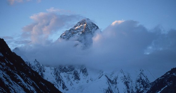 Za około tydzień grupa himalaistów, których liderem jest Bask Alex Txikon, dotrze do bazy pod K2. Członkowie jego wyprawy o poranku rozpoczęli trekking przez lodowiec Baltoro. W zespole są dwaj Polacy - Paweł Dunaj i Marek Klonowski. "Jestem bardzo szczęśliwy ze składu, jaki udało nam się stworzyć. Szczególnie mocno cieszymy z tego, że Paweł i Marek są z nami" - zaznacza Txikon w specjalnym łączeniu z RMF FM. W bazie jego wyprawa spotka się z zespołem rosyjsko-kazachsko-kirgiskim. "Muszę powiedzieć, że jesteśmy - jako ekspedycja - stuprocentowo niezależni. Oczywiście, jeśli Rosjanie będą chcieli współpracować, nie powiemy nie" - mówi dziennikarzowi RMF FM Michałowi Rodakowi Ignacio de Zuloaga, koordynator wyprawy Txikona. Ignacio de Zuloaga opowiedział o założeniach na najbliższe dni oraz tym, jak wyglądać będzie baza pod K2.