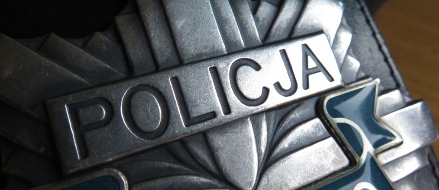 Pod koniec ubiegłego roku funkcjonariusze z Komisariatu Policji w Wolbromiu przeprowadzili niecodzienną interwencję. Do kontroli drogowej zatrzymali kierowcę, który był niepełnosprawny. Mężczyzna prowadził samochód obsługując gaz i hamulec kijem.