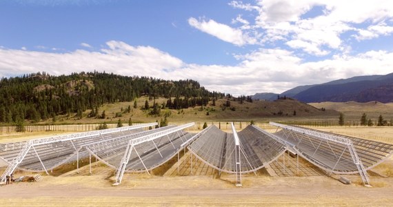 Gwiazda neutronowa po wybuchu supernowej, zderzenie dwóch takich gwiazd, czy może... obca cywilizacja? Astronomowie i amatorzy astronomii zastanawiają się, co mogło być źródłem tajemniczych impulsów radiowych, odebranych z rejonu galaktyki odległej od nas o 1,5 miliarda lat świetlnych. Jak piszą na łamach czasopisma "Nature" badacze z University of British Columbia, wśród 13, trwających przez czas rzędu milisekund, tak zwanych szybkich błysków radiowych (FRB), był jeden, powtarzający się. To zaledwie drugi przypadek, kiedy taki powtarzający się sygnał zarejestrowano.