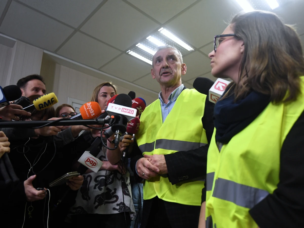 Po kilkugodzinnym zamieszaniu w warszawskim Centrum Dialog rozpoczęło się spotkanie minister edukacji Anny Zalewskiej ze związkami zawodowymi nauczycieli. W rozmowach uczestniczą przedstawiciele ZNP, Forum Związków Zawodowych, OPZZ i "Solidarności". 