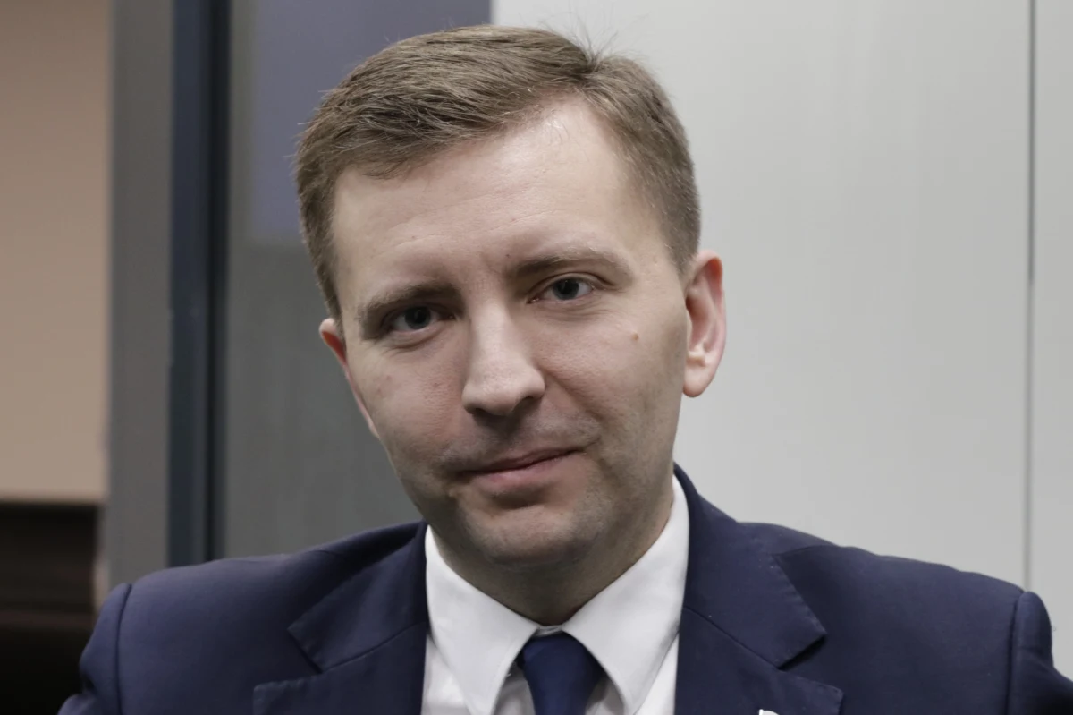 "Państwo jest poważne. (...) Staramy się, by odpowiedzi na interpelacje były jak najbardziej satysfakcjonujące. (...) Myślę, że to jakiś jednostkowy przypadek" - tak o odpowiedzi ministra Jana Krzysztofa Ardanowskiego na interpelację posła Adama Andruszkiewicza mówi Łukasz Schreiber, minister w Kancelarii Prezesa Rady Ministrów. Ardanowski na pytania Andruszkiewicza odpowiedział dwoma słowami: "Znakomicie" i "wszystkie".