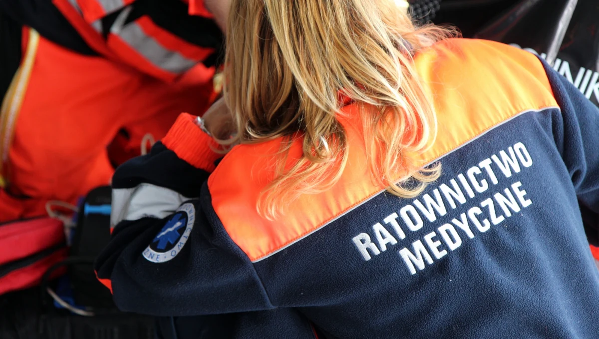 Groźny wypadek na Alei Solidarności w Poznaniu. Kierujący samochodem osobowym 20-letni mężczyzna potrącił trzy osoby stojące przed przejściem dla pieszych. Dwie z nich zostały przewiezione do szpitala, trzeciej pogotowie udzieliło pomocy na miejscu zdarzenia.