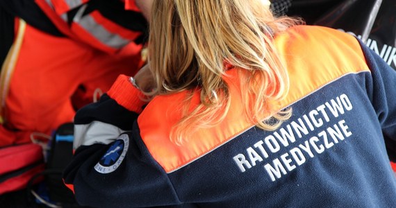 Groźny wypadek na Alei Solidarności w Poznaniu. Kierujący samochodem osobowym 20-letni mężczyzna potrącił trzy osoby stojące przed przejściem dla pieszych. Dwie z nich zostały przewiezione do szpitala, trzeciej pogotowie udzieliło pomocy na miejscu zdarzenia.