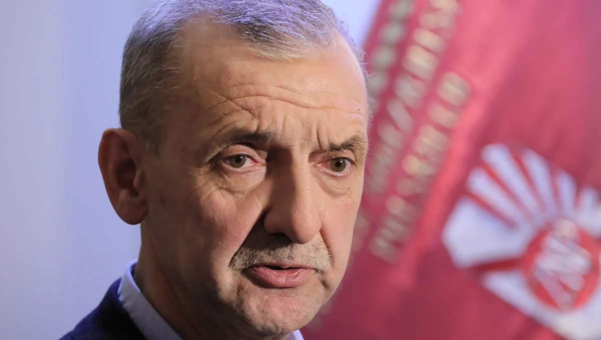 ZNP rozpoczyna procedurę sporu zbiorowego, efektem końcowym będzie strajk generalny w oświacie - oświadczył szef Związku Nauczycielstwa Polskiego Sławomir Broniarz. Do 8 lutego związkowcy będą występować do dyrektorów szkól o podniesienie pensji nauczycieli i innych pracowników o tysiąc złotych.