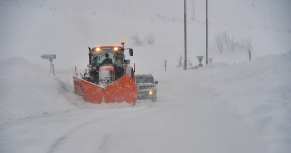 W Czechach otwarto drogę z Tanvaldu do Harrachova i dalej do Polski - poinformowali drogowcy. Ze względu na obfite opady śniegu od poniedziałku trasa była nieprzejezdna dla samochodów powyżej 3,5 t.