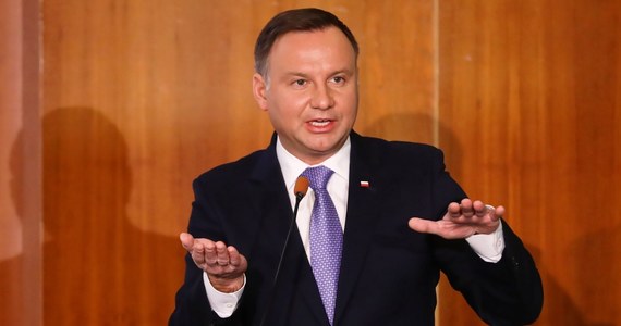 Andrzej Duda chce, żeby minister środowiska rozważył wycofanie się z decyzji o odstrzale loch w czasie ciąży. Tak wynika z komunikatu Kancelarii Prezydenta po spotkaniu prezydenta z ministrem rolnictwa Janem Krzysztofem Ardanowskim i szefem resortu środowiska Henrykiem Kowalczykiem. Krótko po tym spotkaniu minister środowiska poinformował w TVN24, że do najbliższej soboty będzie wydane zalecenie, by myśliwi nie strzelali do ciężarnych loch i loch prowadzących młode.