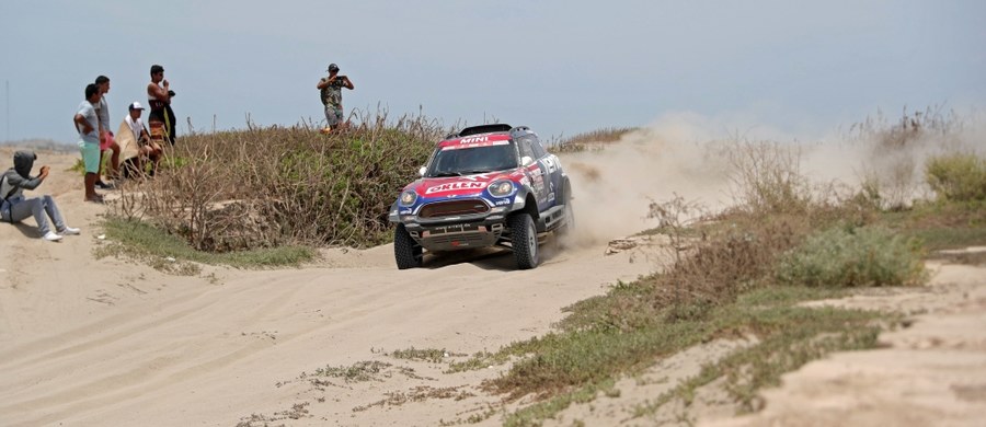 Jakub Przygoński jadący Mini zajął trzecie miejsce na czwartym etapie Rajdu Dakar z Arequipy do Tacny na granicy Peru z Chile. Dzień wcześniej również był trzeci. W klasyfikacji generalnej awansował na czwartą pozycję. Prowadzi wciąż Katarczyk Nasser Al-Attiyah (Toyota).