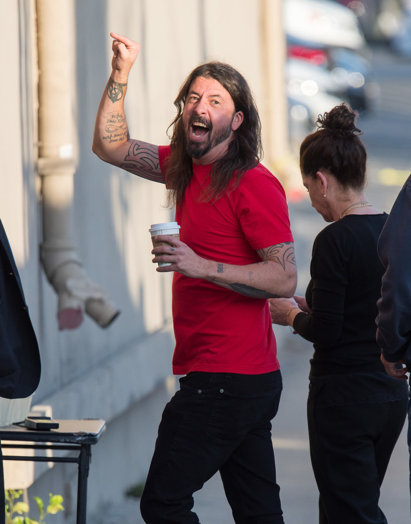 Tym razem skończyło się na strachu - lider Foo Fighters Dave Grohl podczas pierwszego koncertu w 2019 r. zaliczył upadek ze sceny.