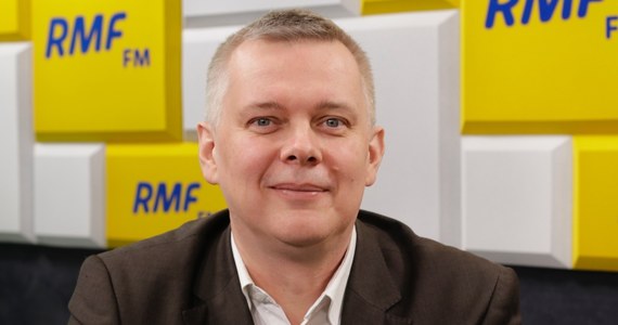 „Choćby Platforma przyniosła prezenty PiS-owi, to ten nie przyjmie tych prezentów” – tak wiceszef PO Tomasz Siemoniak skomentował w RMF FM początkowe poparcie Prawa i Sprawiedliwości dla pomysłu projektu ustawy Platformy o jawności zarobków w NBP – później PiS zdecydował, że przedstawi własny projekt. Pomysł na ustawę ma także Kukiz’15. „To oznacza, że czeka nas wiele dni festiwalu ‘Prezes NBP, jego współpracownicy i ich zarobki’” – powiedział poseł w Porannej rozmowie w RMF FM. „Powinien prezes NBP powiedzieć kto ile zarabia. On bierze za to odpowiedzialność. Przecież wcześniej czy później się to wyda” – podsumował. 