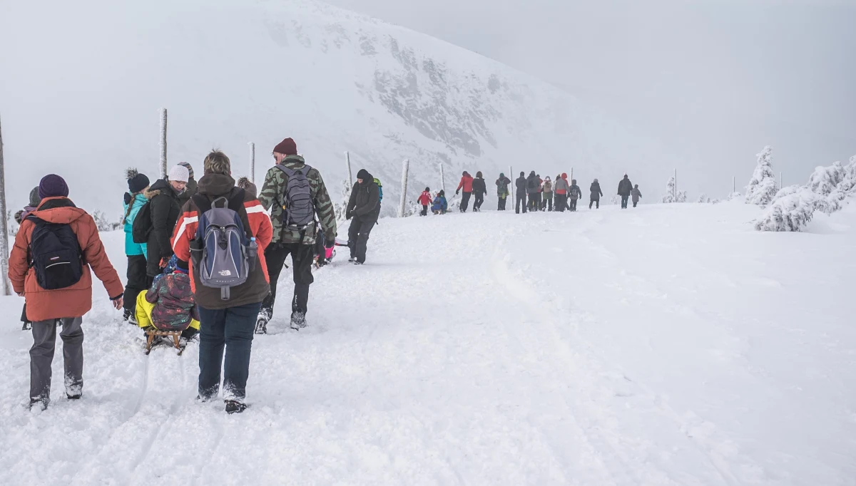 ​Na Śnieżce, najwyższym szczycie Karkonoszy, leży niemal dwa metry śniegu. Warunki w górach są trudne - pracownicy Karkonoskiego Parku Narodowego zalecają, aby nie wychodzić w szczytowe partie gór. Z uwagi na osuwający się śnieg zamknięto Wąwóz Kamieńczyka.