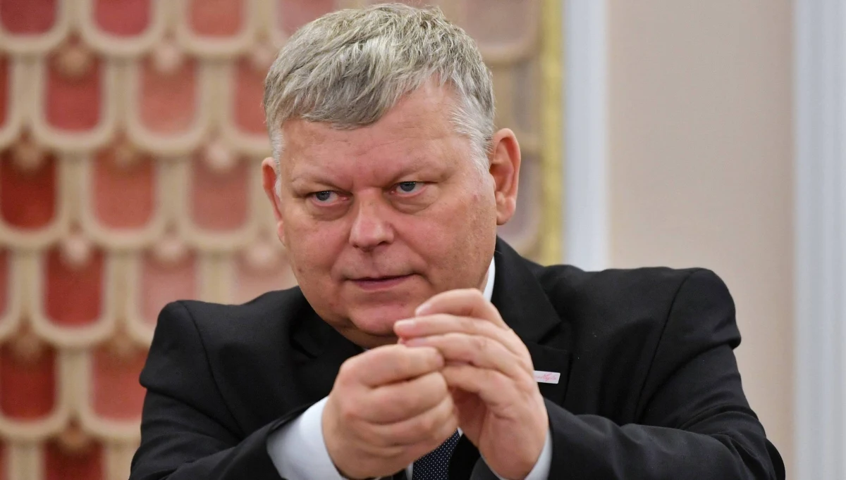 Trzeba ujawnić zarobki dyrektorów wszystkich banków w Polsce, także prywatnych - mówi szef gabinetu premiera Marek Suski. Prawo i Sprawiedliwość pracuje nad ustawą o ujawnieniu zarobków w Narodowym Banku Polskim, po tym, jak bank sam nie ujawnił zarobków współpracowniczek prezesa.