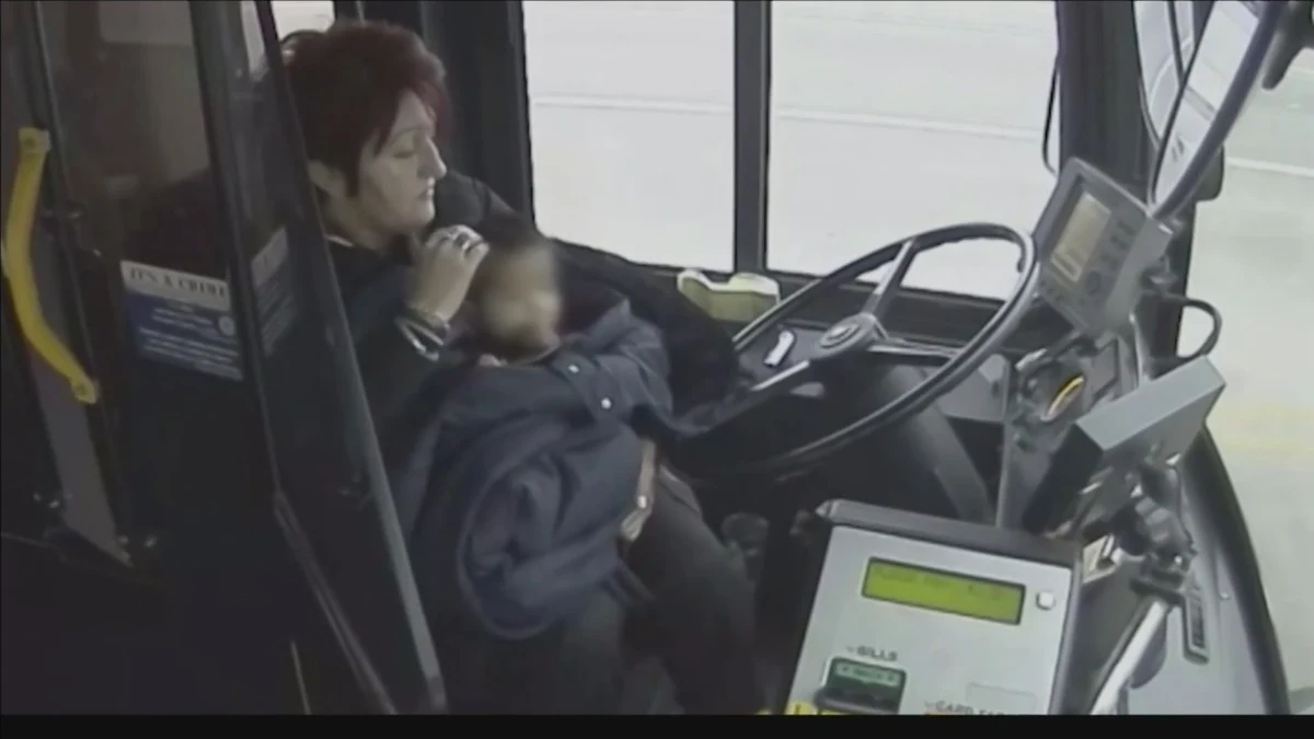 Irena Ivic, kierująca autobusem w Milwaukee w USA jest bohaterem internetu. Kobieta nie wahała się ani chwili, kiedy zobaczyła małe dziecko biegnące na mrozie bez butów poboczem drogi. Zatrzymała pojazd, by zaopiekować się dziewczynką. 