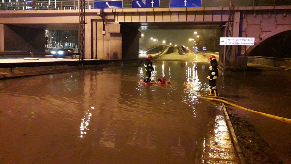 Awaria wodociągu przy al. 29 listopada i ul. Opolskiej w Krakowie spowodowała w piątkowy poranek duże korki w stolicy Małopolski. Służby przez cały piątek usuwały awarię.