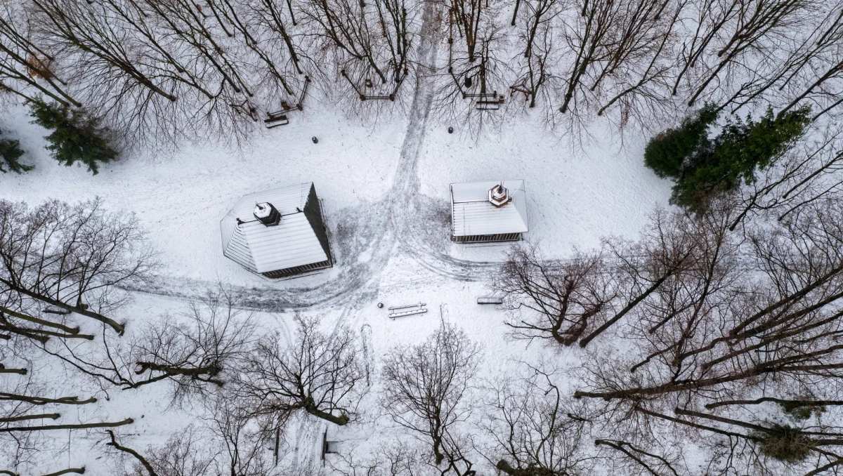 Instytut Meteorologii i Gospodarki Wodnej wydał w piątek wieczorem ostrzeżenia dla północnych województw przed marznącymi opadami i oblodzeniem. W Małopolsce i na Podkarpaciu silny mróz.