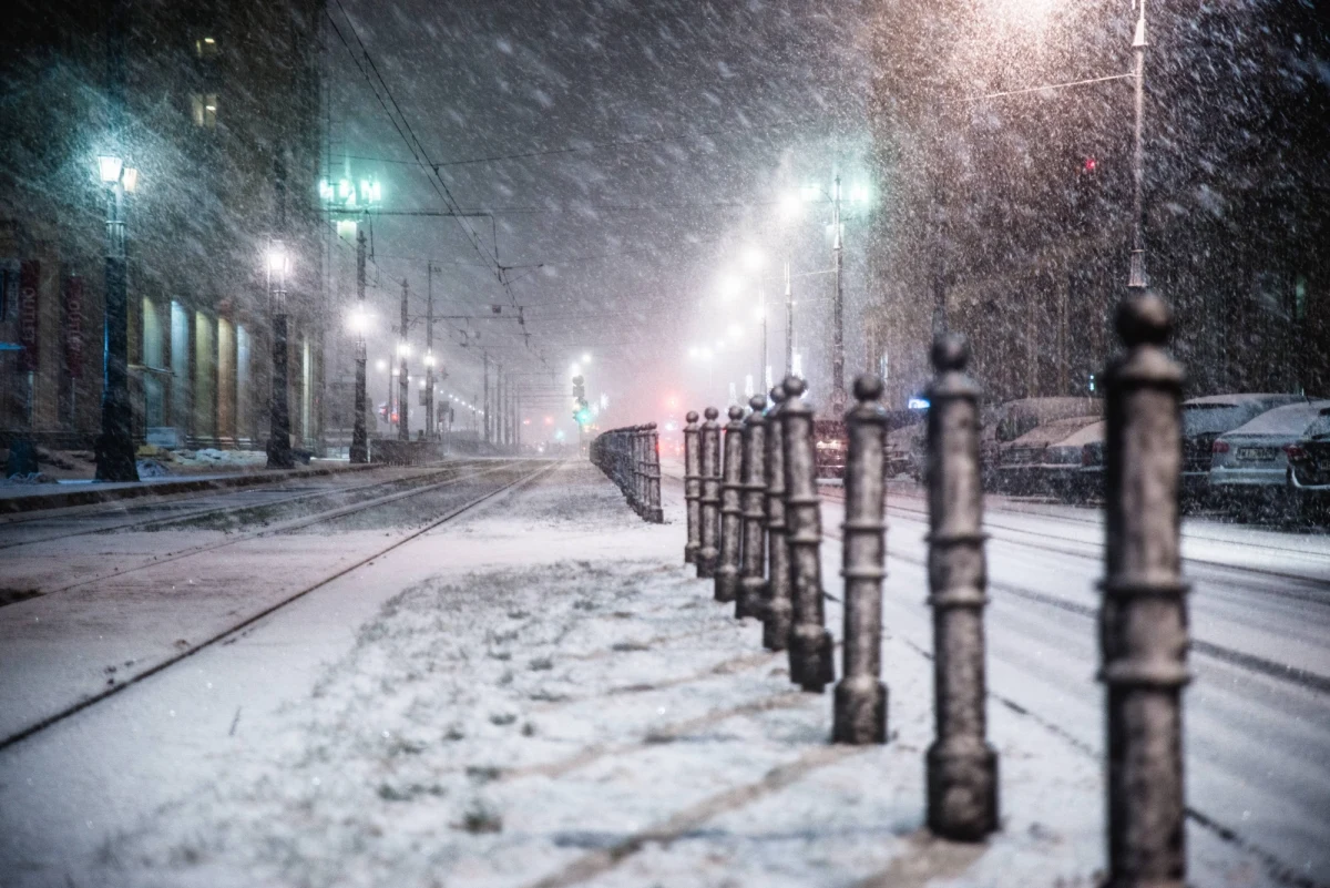 Na 1450 km warszawskich ulic pracuje 170 pługosolarek, które zabezpieczają jezdnie przed śliskością - poinformował Zarząd Oczyszczania Miasta. W znacznej części kraju występują opady śniegu.