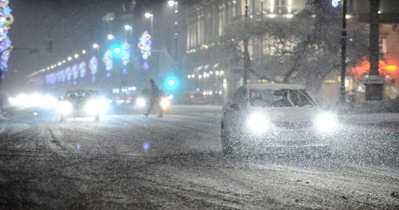 Utrudnienia związane ze śniegiem lub śniegiem z deszczem występują na drogach w niemal całym kraju. Jazdę utrudnia też oblodzenie i błoto pośniegowe.