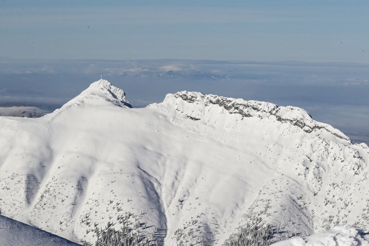 Z czwartego na trzeci stopień spadło zagrożenie lawinowe w Tatrach. To jednak nie oznacza dobrych warunków w górach.