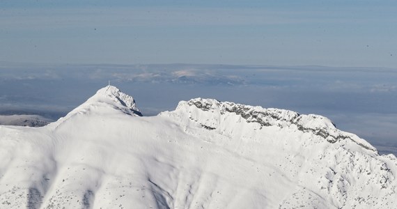 Z czwartego na trzeci stopień spadło zagrożenie lawinowe w Tatrach. To jednak nie oznacza dobrych warunków w górach.