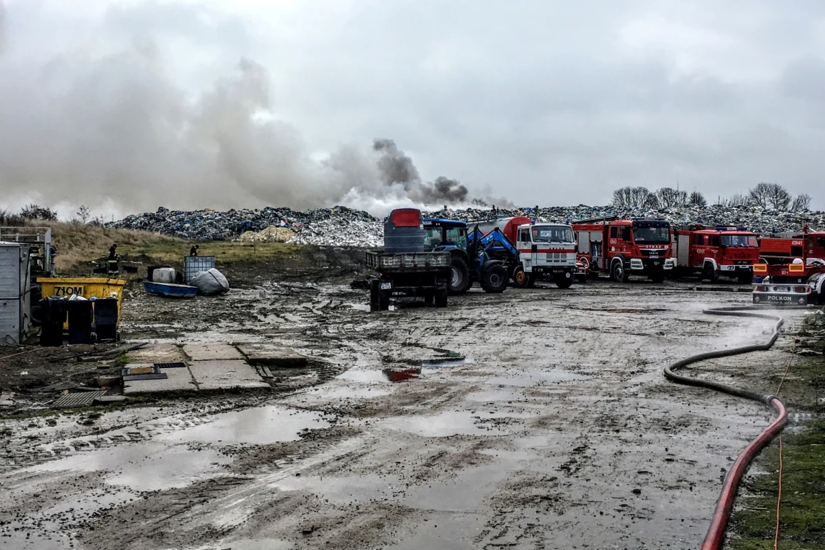Płonie wysypisko śmieci w miejscowości Pysząca koło Śremu w Wielkopolsce. Informacje z Gorącej Linii RMF FM potwierdzili strażacy.