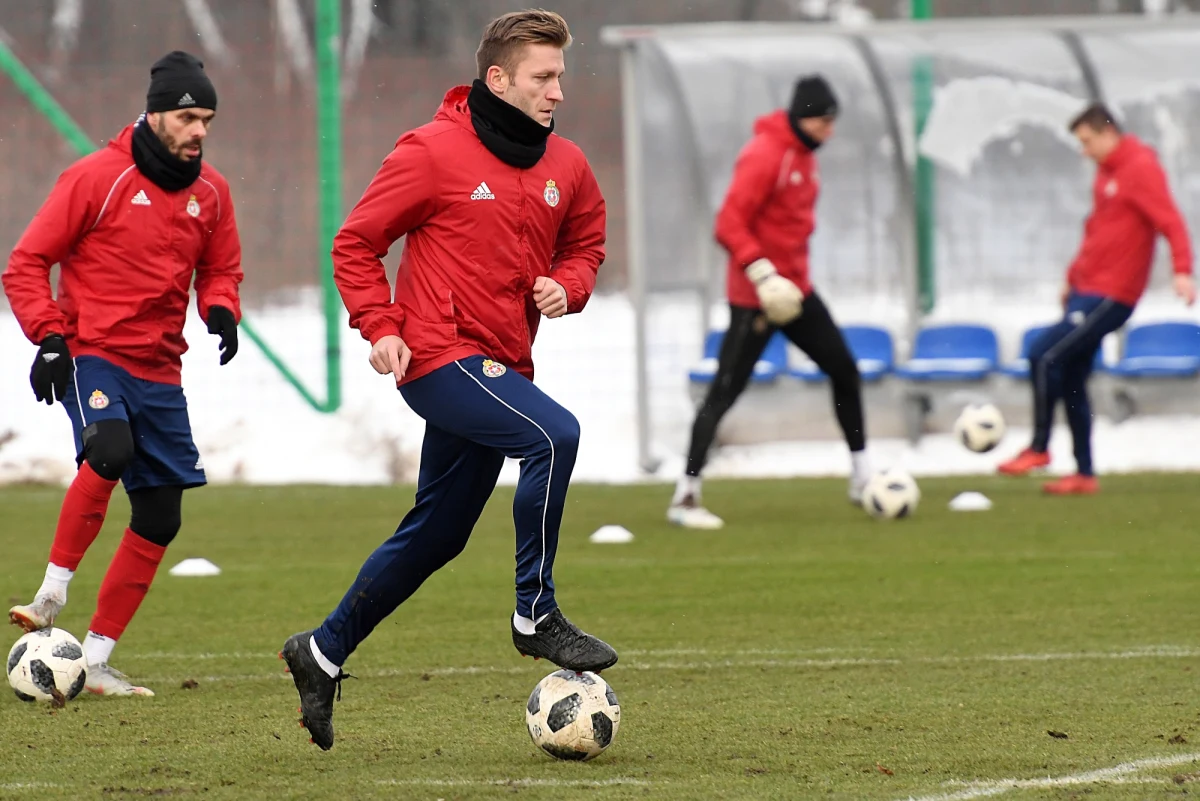 ​Wisła Kraków otrzyma wsparcie w wysokości 4 milionów złotych - poinformował w TVP Sport Jarosław Królewski, szef firmy Synerise, który pomaga klubowi w rozwiązaniu problemów. Klub ma obecnie zawieszoną licencję na grę w piłkarskiej ekstraklasie.