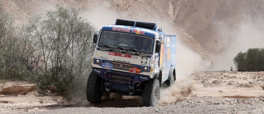 Uczestniczący w Rajdzie Dakar rosyjski Kamaz prowadzony przez Andrieja Karginowa potrącił na trasie piątkowego etapu kibica. Załoga nie zatrzymała się, żeby udzielić mu pomocy. Decyzją organizatorów została wykluczona z imprezy. Karginow zapewniał, że nie zauważył wypadku. O tym, że potrącił kibica, miał dowiedzieć się dopiero po przyjeździe na biwak.