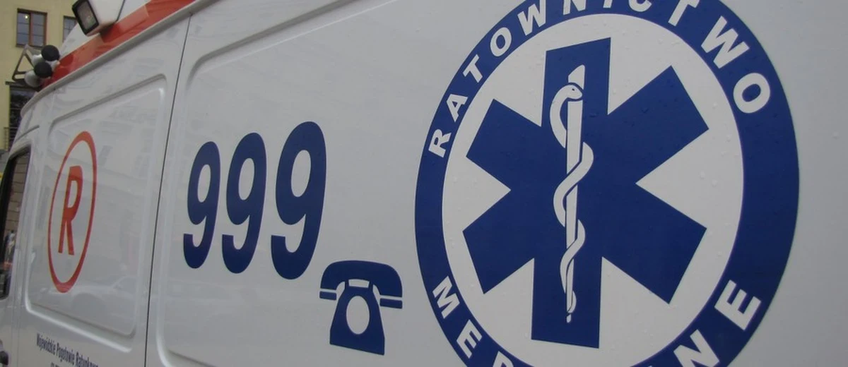 Dwóch mężczyzn trafiło do szpitala z objawami podtrucia spalinami samochodowymi. Dogrzewali się w samochodzie zaparkowanym w garażu w Rawie Mazowieckiej.