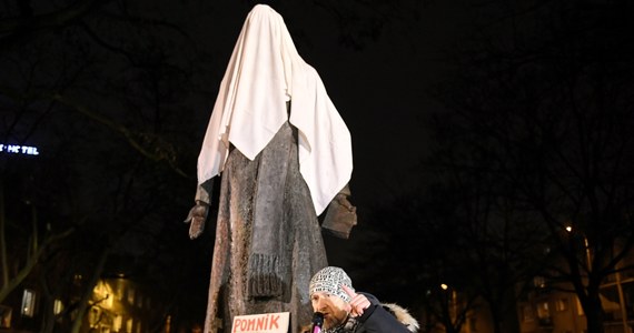 Manifestacja pod pomnikiem ks. Jankowskiego w Gdańsku