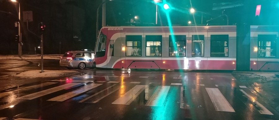 Zderzenie tramwaju i radiowozu na Alei Armii Krajowej w Częstochowie. Zdjęcie z miejsca zdarzenia dostaliśmy na Gorącą Linię RMF FM. 