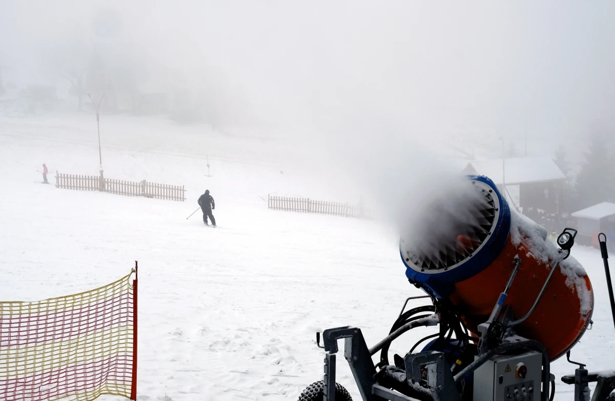 Nietypowa akcja ratowników GOPR w Beskidach. W Szczyrku pomagali narciarce, która doznała urazu na wyciągu orczykowym.