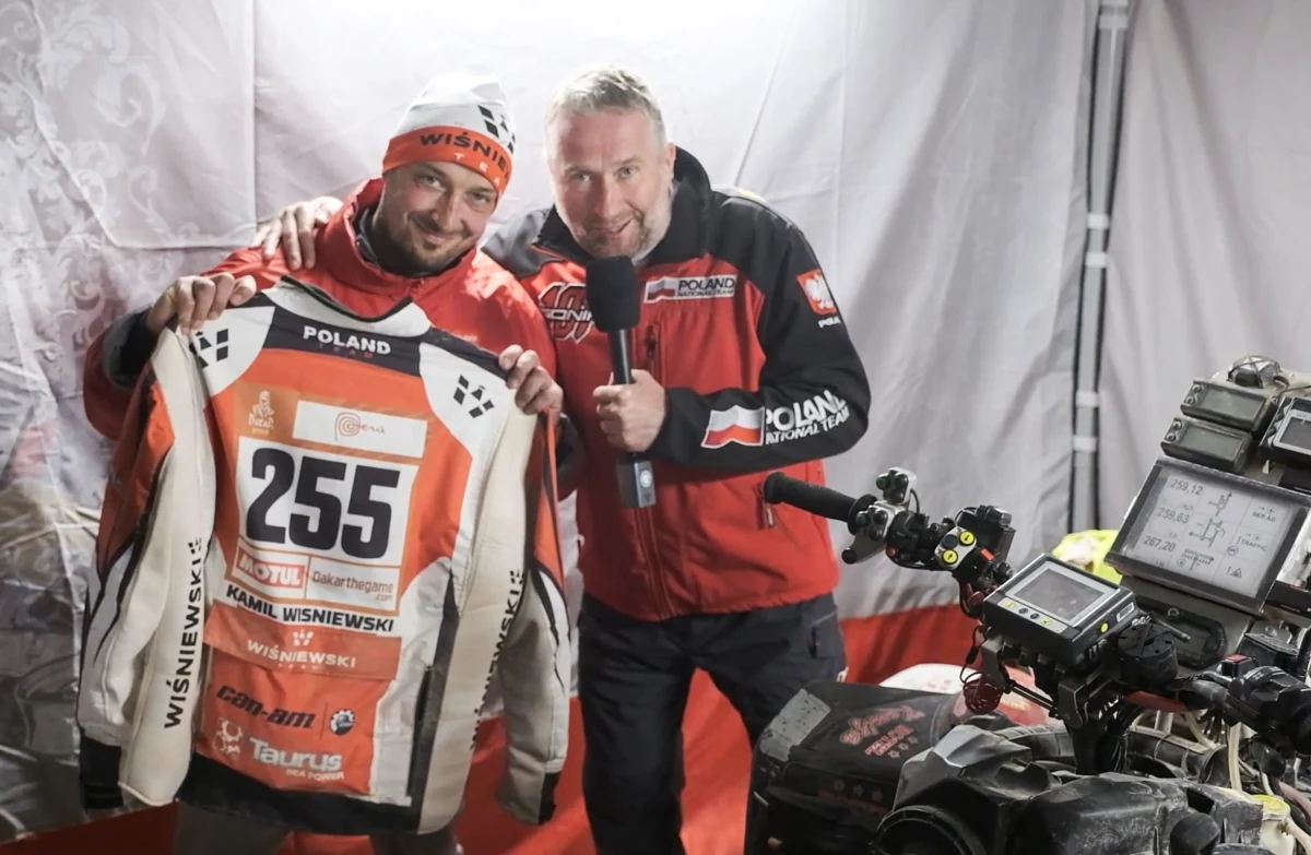 Dwukrotny zwycięzca Dakaru Nasser Al-Attiyah, Kamil Wiśniewski, zespół Overdrive, Aron Domżała, Benediktas Vanagas i Sebastian Rozwadowski przekazali na rzecz Wielkiej Orkiestry Świątecznej Pomocy części swojego dakarowego wyposażenia. Poprosił ich o to Rafał Sonik – słynny krakowski quadowiec. W tym roku uczestniczy on w Rajdzie Dakar jako komentator i reporter. 