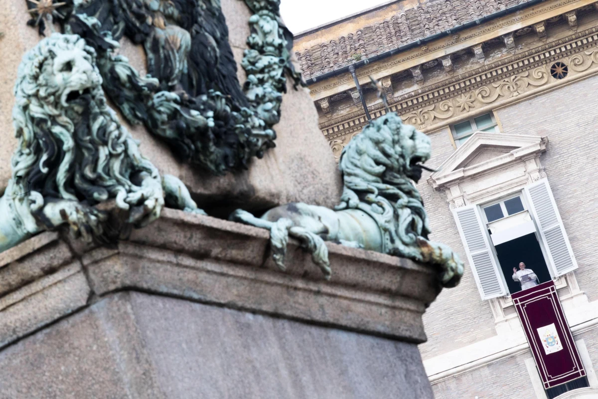 "Nie zapominajcie daty swojego chrztu" - wezwał wiernych papież Franciszek podczas spotkania na modlitwie Anioł Pański w Watykanie w niedzielę. Wcześniej w Kaplicy Sykstyńskiej ochrzcił 27 niemowląt. W homilii wyznaczył rodzicom zadanie przekazywania wiary. "To robi się w domu" - podkreślił.