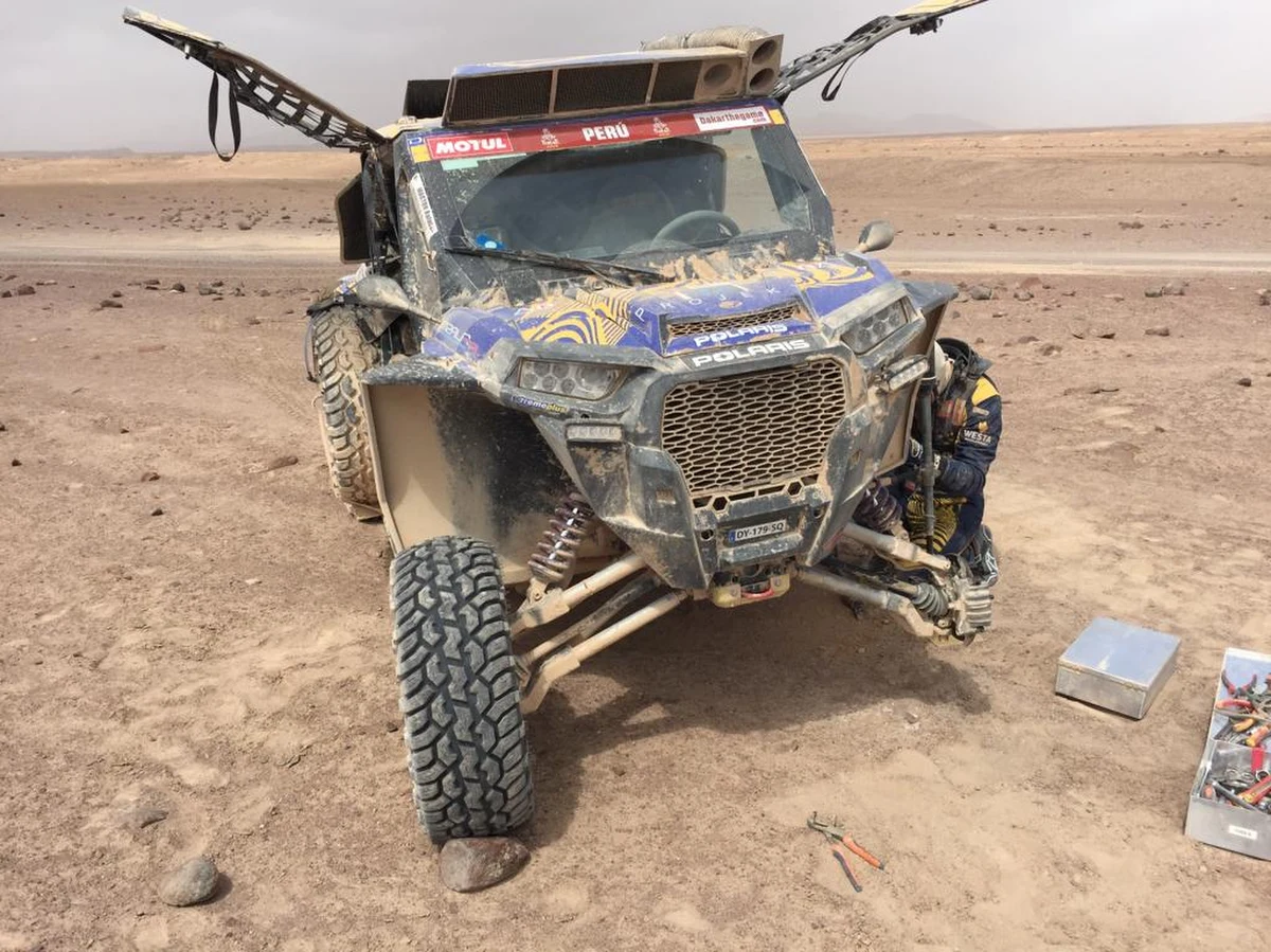 Dobrze zapowiadający się, dakarowy debiut Arona Domżały zakończył się w dniu przerwy od ścigania. Na ostatniej, górskiej sekcji piątego etapu, pilotowany przez Macieja Martona kierowca zjechał z trasy w gęstej mgle. Toyota Hilux zatrzymała się na półce skalnej bez możliwości odwrotu i choć odcinek został skrócony, a załoga została sklasyfikowana, nie zdołała na czas wydostać samochodu z pułapki. 