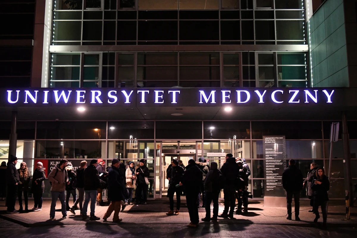 "Modlimy się o zdrowie i o cud" - powiedział metropolita gdański abp Sławoj Leszek Głódź, opuszczając Uniwersyteckie Centrum Kliniczne, gdzie operowany był prezydent Gdańska Paweł Adamowicz.