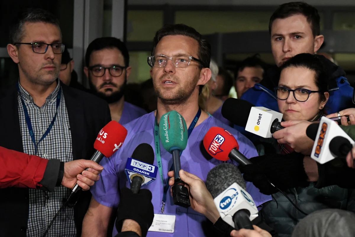 "Prezydent Gdańska Paweł Adamowicz żyje, jest w stanie bardzo ciężkim" - poinformował doktor Tomasz Stefaniak, dyrektor ds. lecznictwa Uniwersyteckiego Centrum Klinicznego w Gdańsku. "O wszystkim zdecydują najbliższe godziny" - zaznaczył chirurg. Adamowicz był operowany przez pięć godzin po tym, jak został zaatakowany nożem przez 27-letniego mężczyznę podczas gdańskiego finału Wielkiej Orkiestry Świątecznej Pomocy.