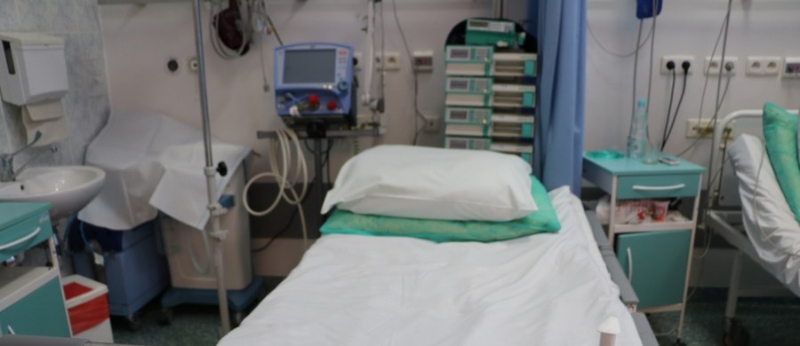 ​Kilkanaście tysięcy łóżek zlikwidowali dyrektorzy szpitali w całym kraju od początku roku - wynika z danych Polskiej Federacji Szpitali. To efekt obowiązujących od pierwszego stycznia nowych norm dotyczących zatrudnienia pielęgniarek. Od nowego roku na pięć łóżek szpitalnych przypadają trzy pielęgniarki. Do tej pory były dwie. Część dyrektorów lecznic alarmuje, że nie mogą znaleźć chętnych do pracy, więc likwidują łóżka. 