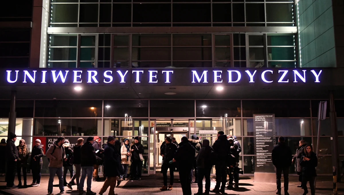 ​Po ataku nożownika na prezydenta Gdańska Pawła Adamowicza do szpitala trafił jego asystent Michał Wlazło - poinformował wiceprezydent Gdańska Piotr Kowalczuk.