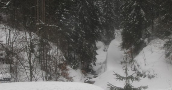 Warunki turystyczne w Beskidach są – jak się wyraził w poniedziałek rano ratownik dyżurny stacji GOPR w Szczyrku Tomasz Górny – krytycznie trudne. Ostatniej doby spadło ok. 40 cm mokrego śniegu. Pod ciężarem łamią się konary, które spadają na szlaki.
