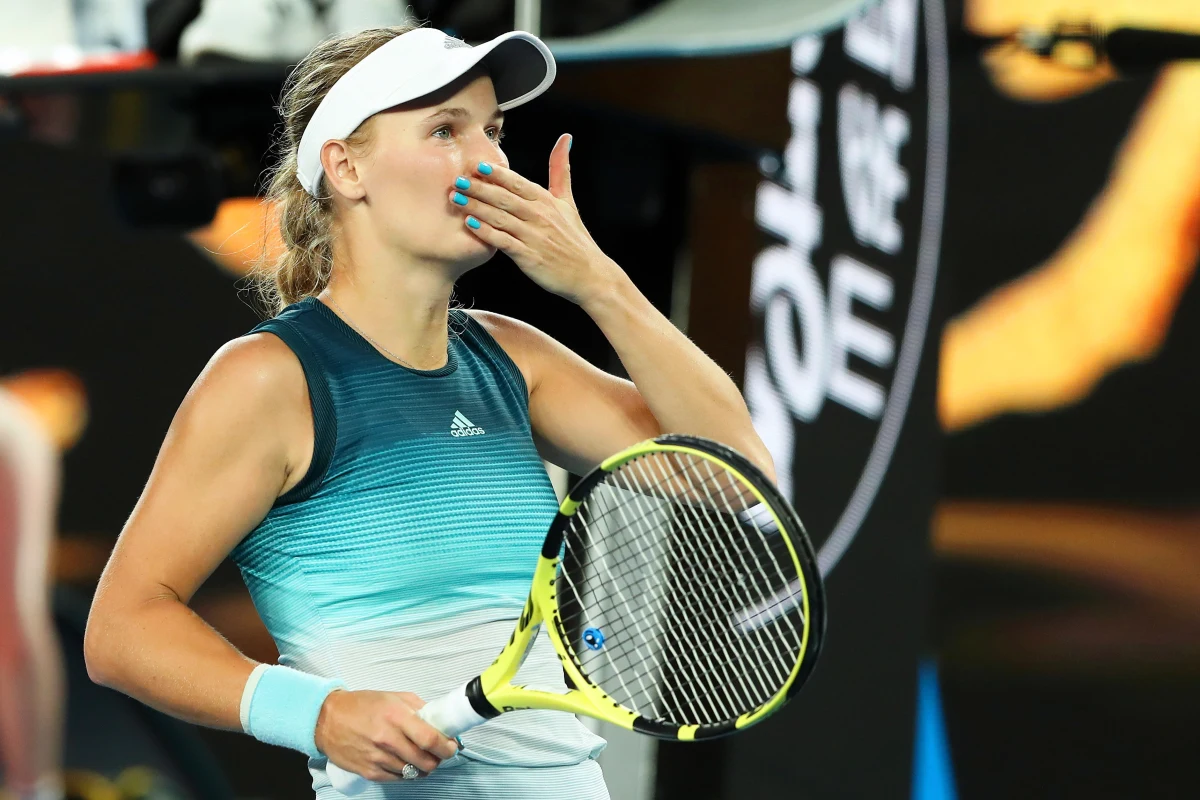 Rozstawiona z "trójką" Caroline Wozniacki udanie rozpoczęła wielkoszlemowy turniej Australian Open, w którym broni tytułu. Duńska tenisistka polskiego pochodzenia pokonała w pierwszej rundzie w Melbourne Belgijkę Alison Van Uytvanck 6:3, 6:4.