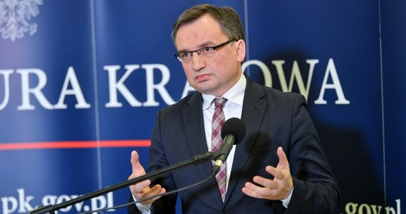 ​Atak na prezydenta Gdańska Pawła Adamowicza zasługuje na najwyższe potępienie - podkreślił w czasie zorganizowanej w południe konferencji prasowej prokurator generalny Zbigniew Ziobro. "Brak słów dla opisania tego zła, które wczoraj niestety miało miejsce" - zaznaczył. Prezydent Paweł Adamowicz, zaatakowany w niedzielny wieczór przez nożownika, zmarł dzisiaj przed godziną 15:00.