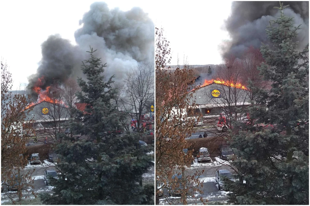 Pożar supermarketu Lidl w Wadowicach w Małopolsce. Spali się dach sklepu. Wiadomo, że część dachu się zawaliła.