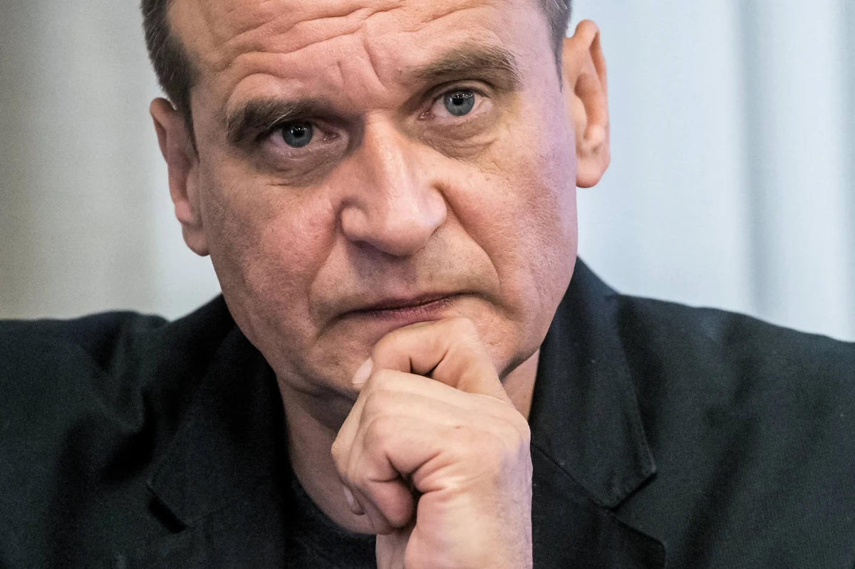 "Schizofrenia polityczna i brutalna wojna na górze przeniosły się na nas, a ludzi obłąkanych pchają w jeszcze większe szaleństwo" - tak Paweł Kukiz skomentował we wpisie na Facebooku dramatyczne wydarzenia z Gdańska. W niedzielny wieczór 27-letni nożownik zaatakował podczas finału WOŚP prezydenta tego miasta. Dzisiaj poinformowano, że Paweł Adamowicz nie żyje.